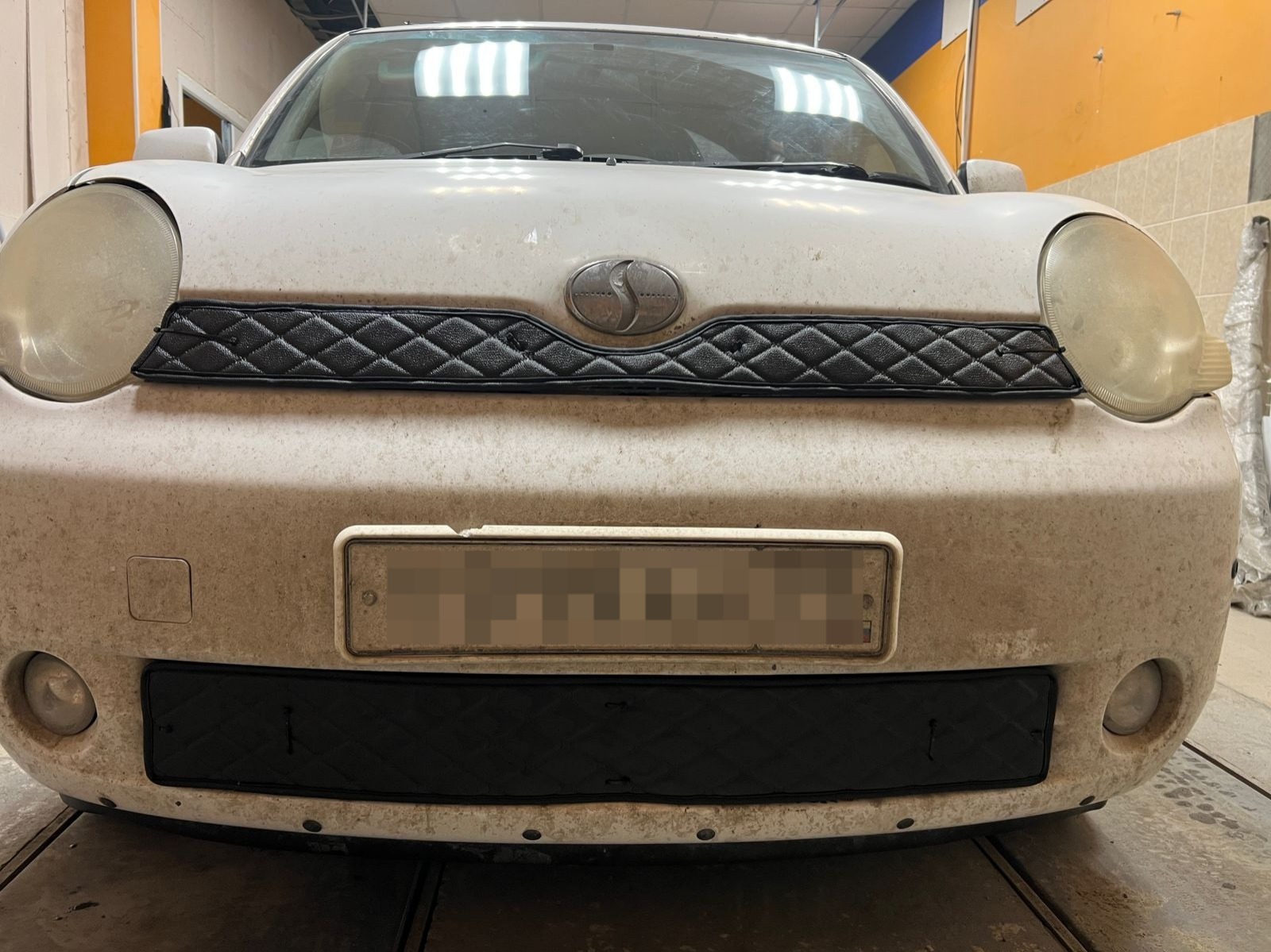 Утеплитель радиатора кожаный Toyota Sienta 2003-2006 до рест ( 80 кузов )