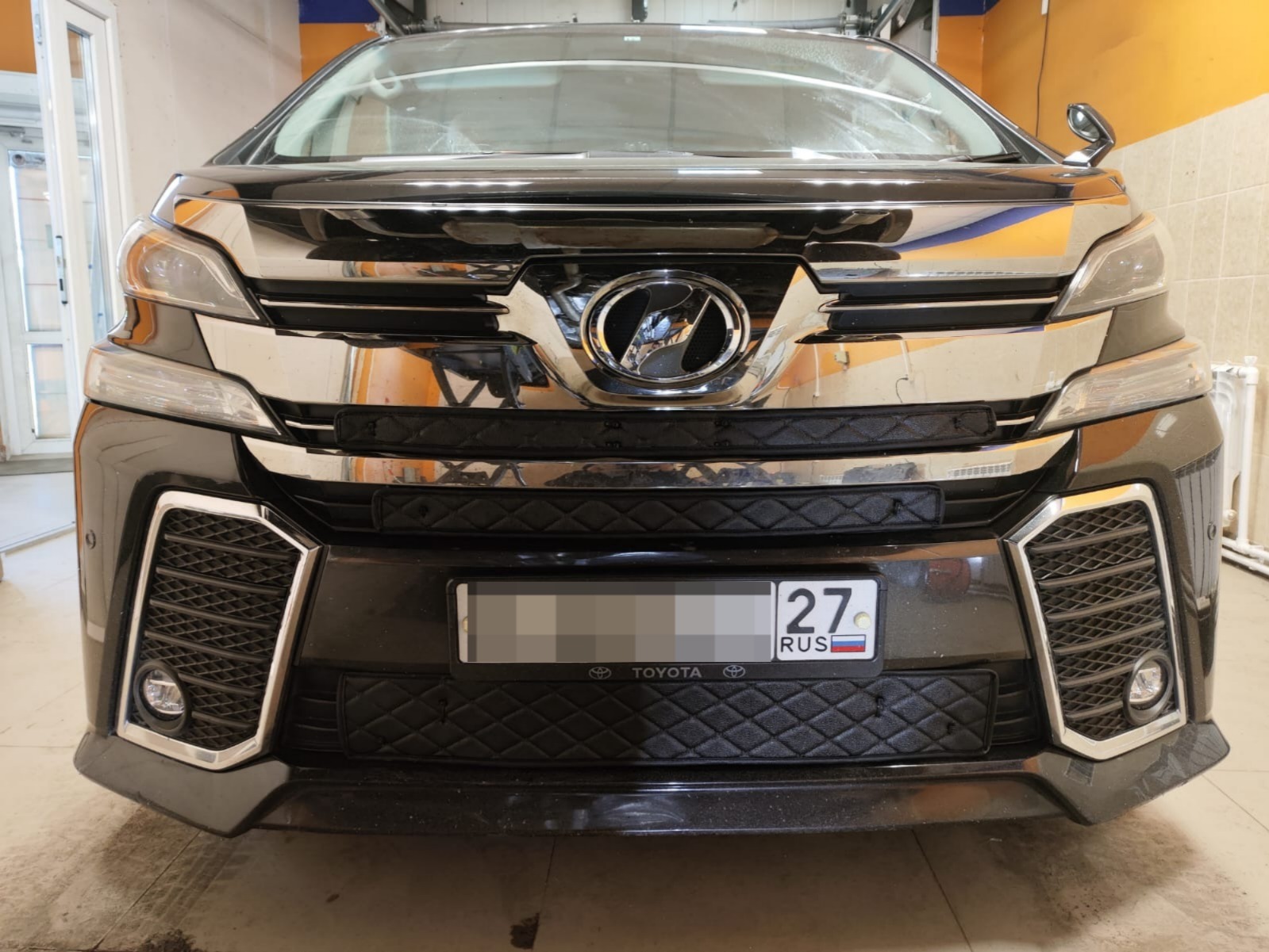 Утеплитель радиатора кожаный Toyota Vellfire H30 2015 - 2017
