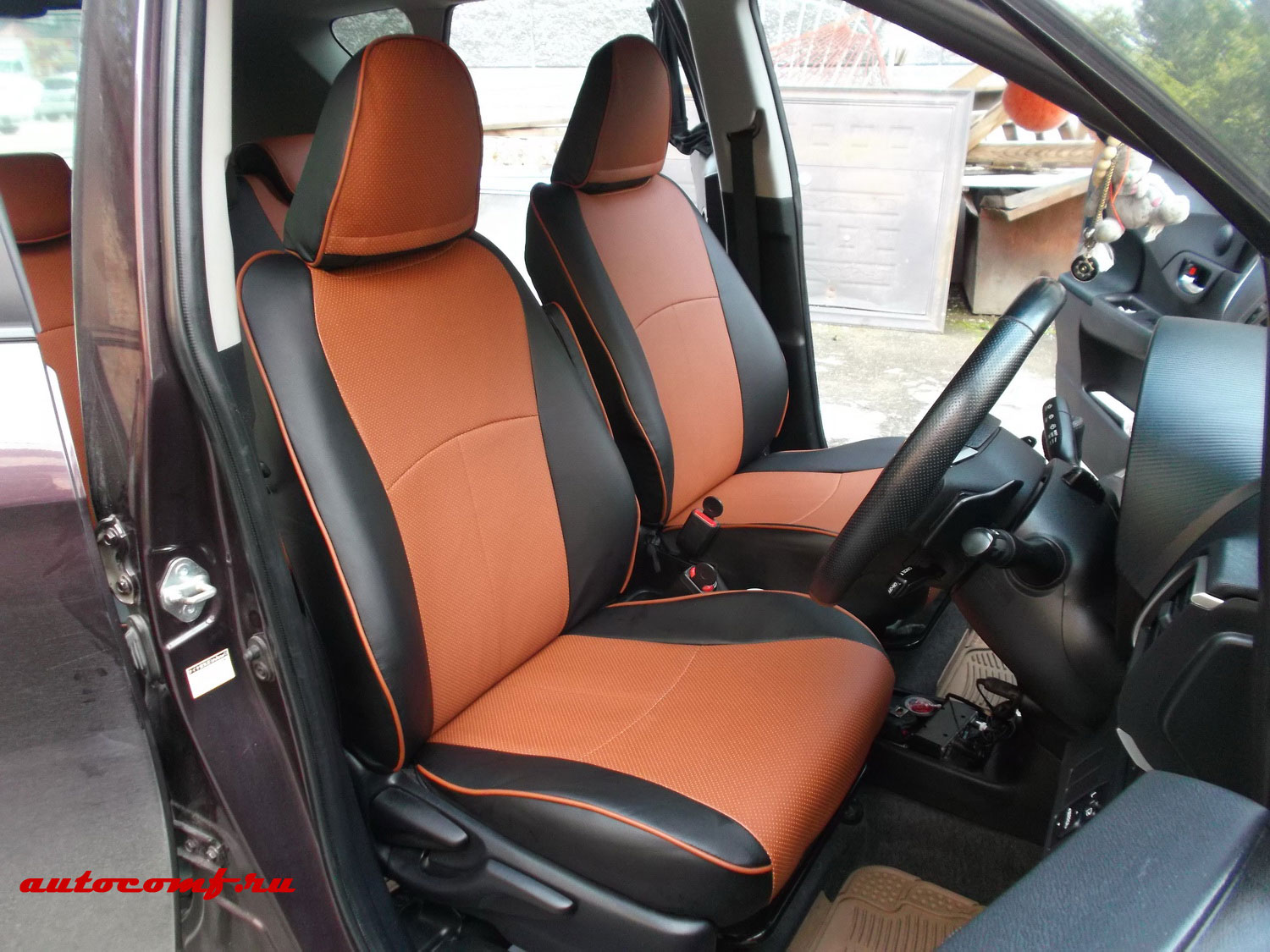 Чехлы из экокожи Toyota Ractis II+r 120 11.2010-08.2016 2WD (Мод.405.0) Автокомфорт