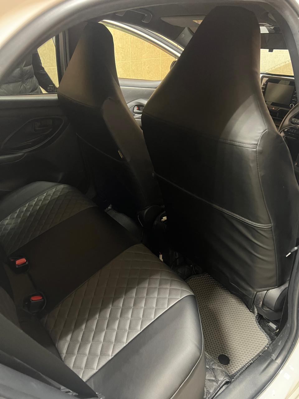 Чехлы Toyota Yaris \ Yaris Cross 2020- литые подголовники, правый руль Автостиль