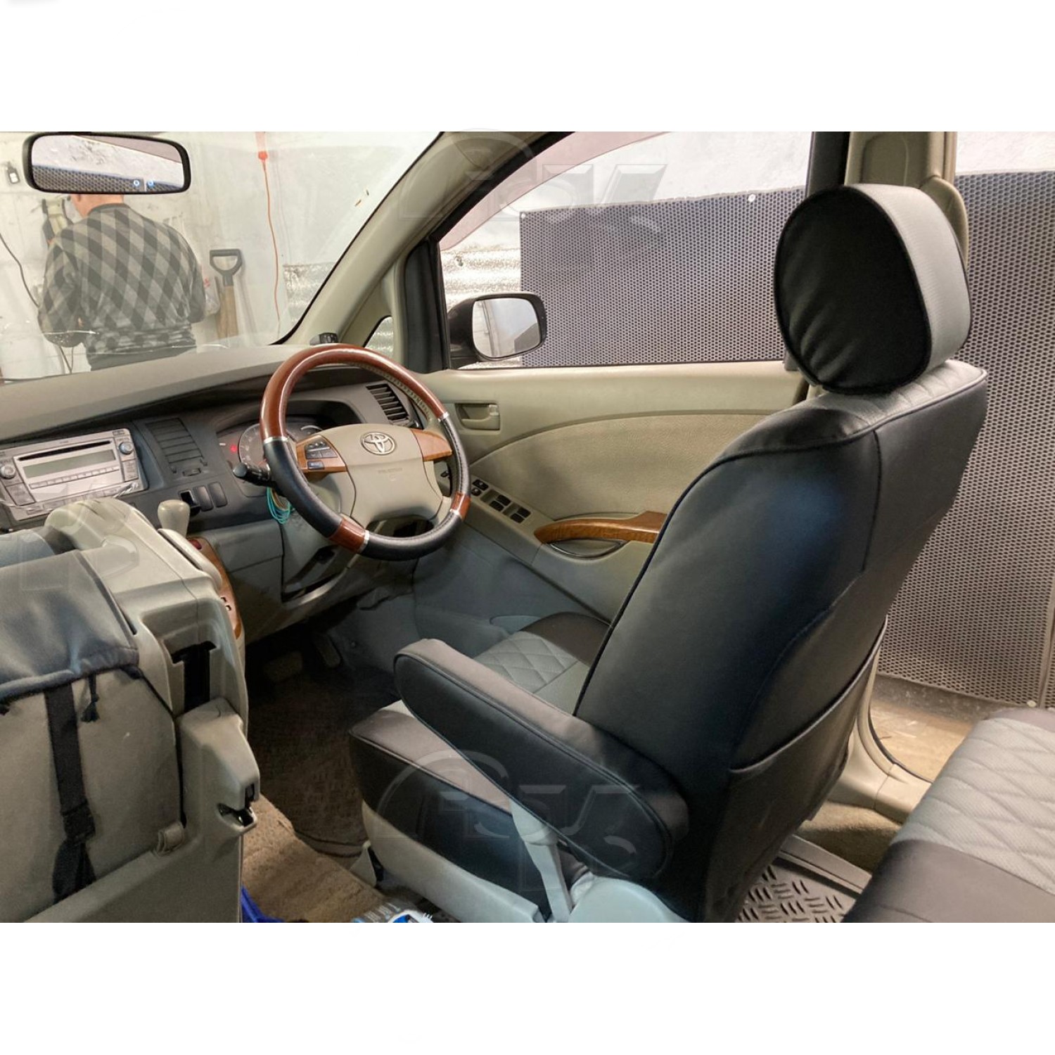!Чехлы из экокожи Toyota Isis I+r+r2 [XM10] 09.2004-12.2017 Platana (Мод.506.0) - 3 ряда Автокомфорт