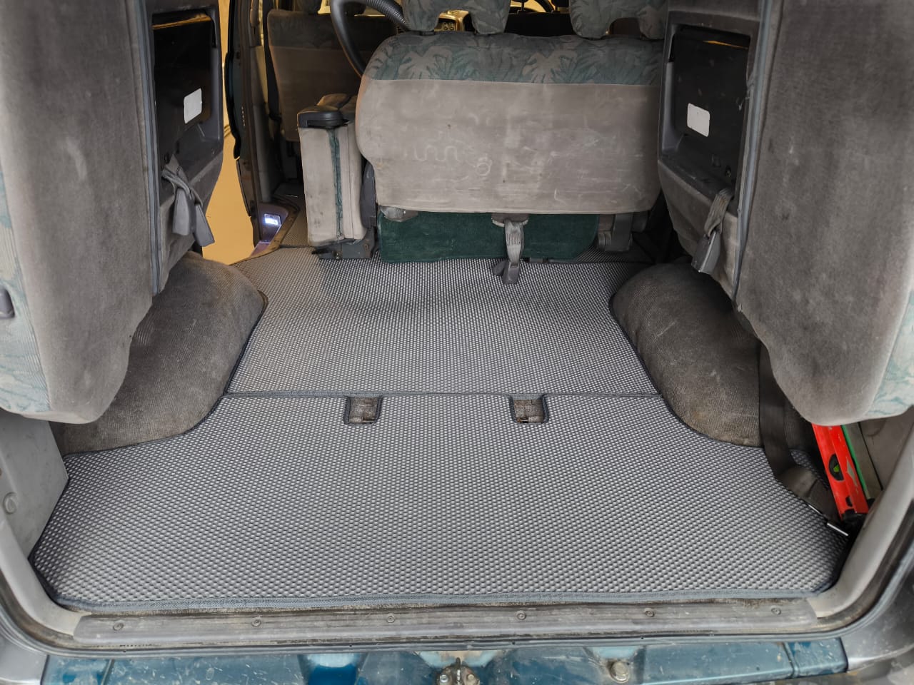 Коврик в багажник +3ряд EVA Mitsubishi Delica 1994-2007 PE8W (второй ряд вращается)