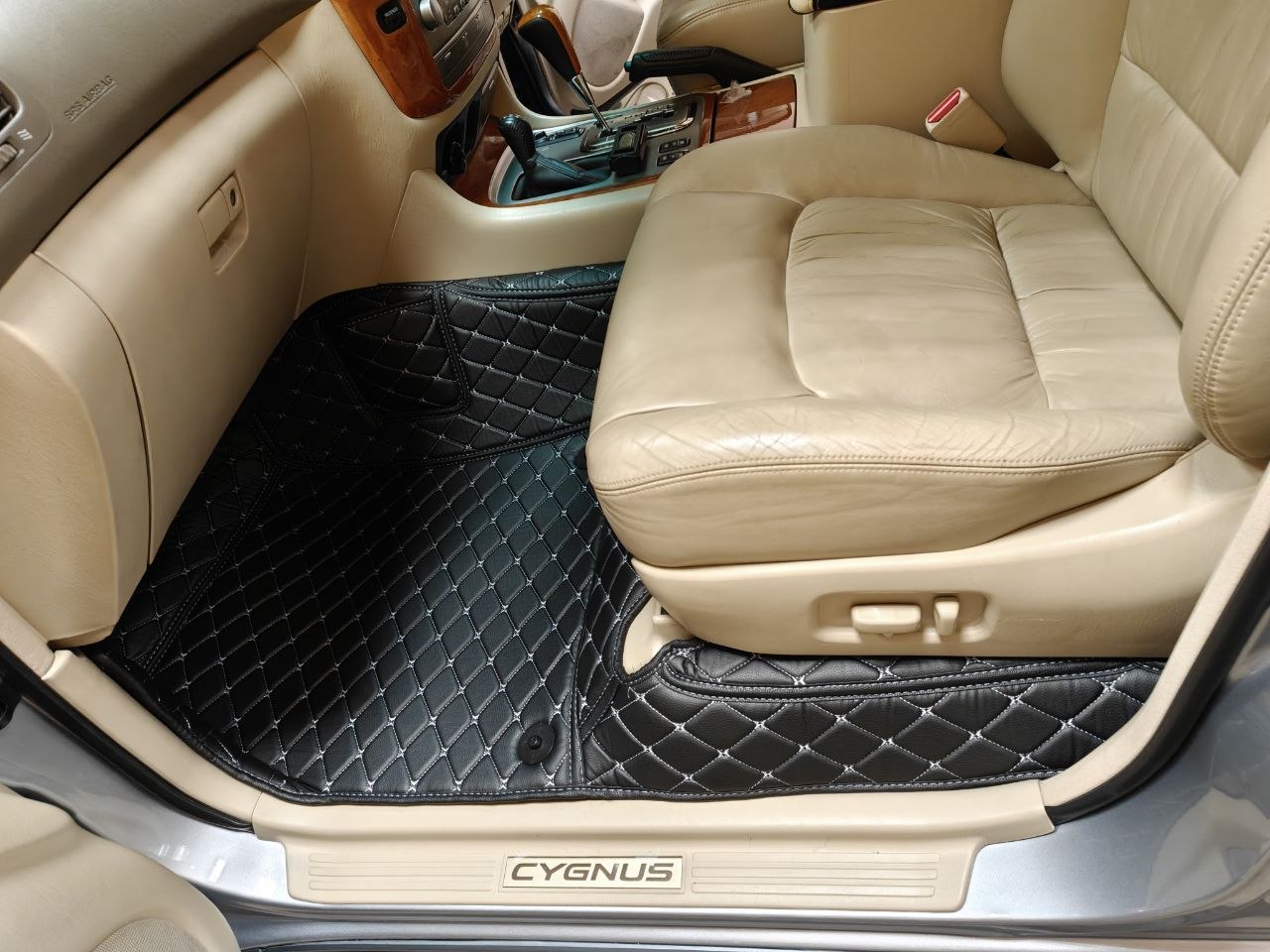Коврики кожаные в салон 3D Toyota Land Cruiser 100 / Cygnus 1998-2007 правый руль