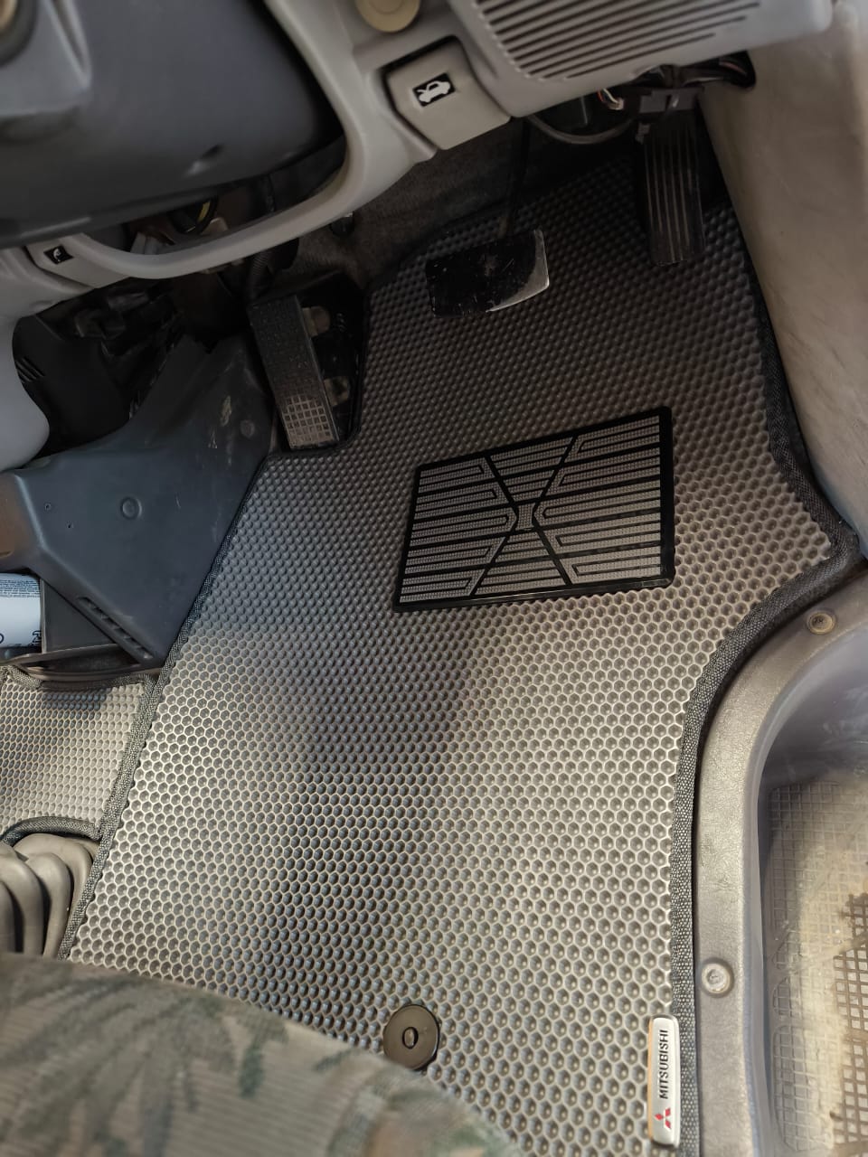 Коврики в салон EVA Mitsubishi Delica 1994-2007 PE8W (второй ряд вращается)