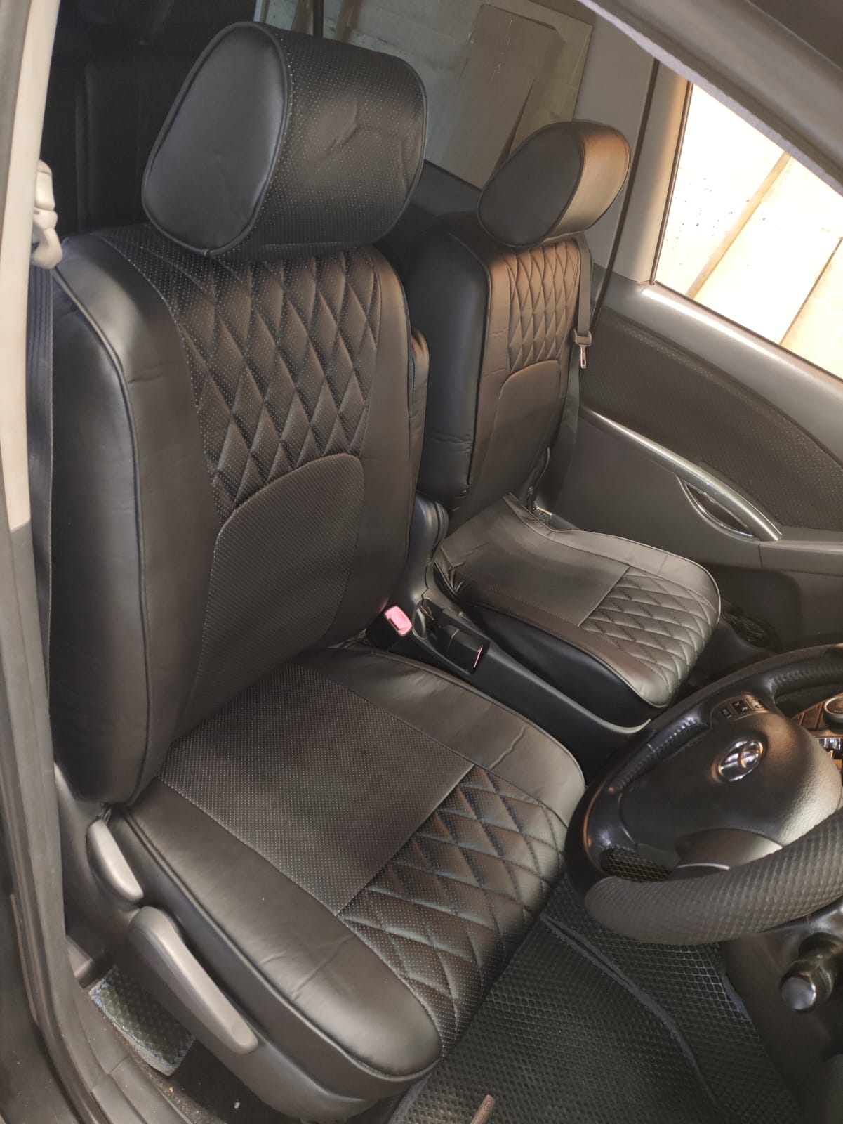 !Чехлы из экокожи Toyota Isis I+r+r2 [XM10] 09.2004-12.2017 Platana (Мод.506.1) - 2 ряда Автокомфорт