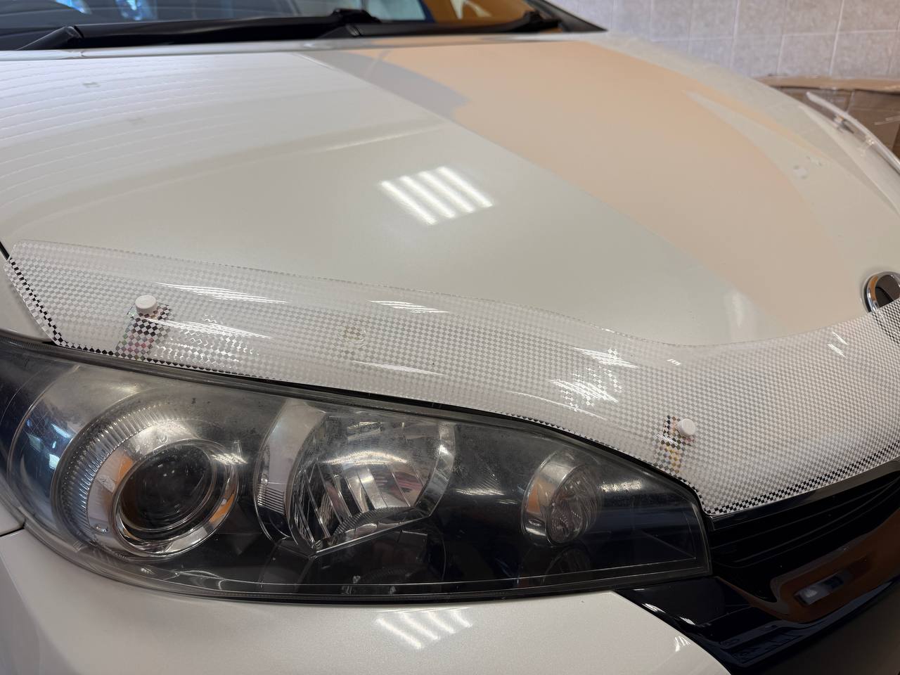 Дефлектор капота Шелкография белая Toyota Wish  2009-2017 СА Пластик