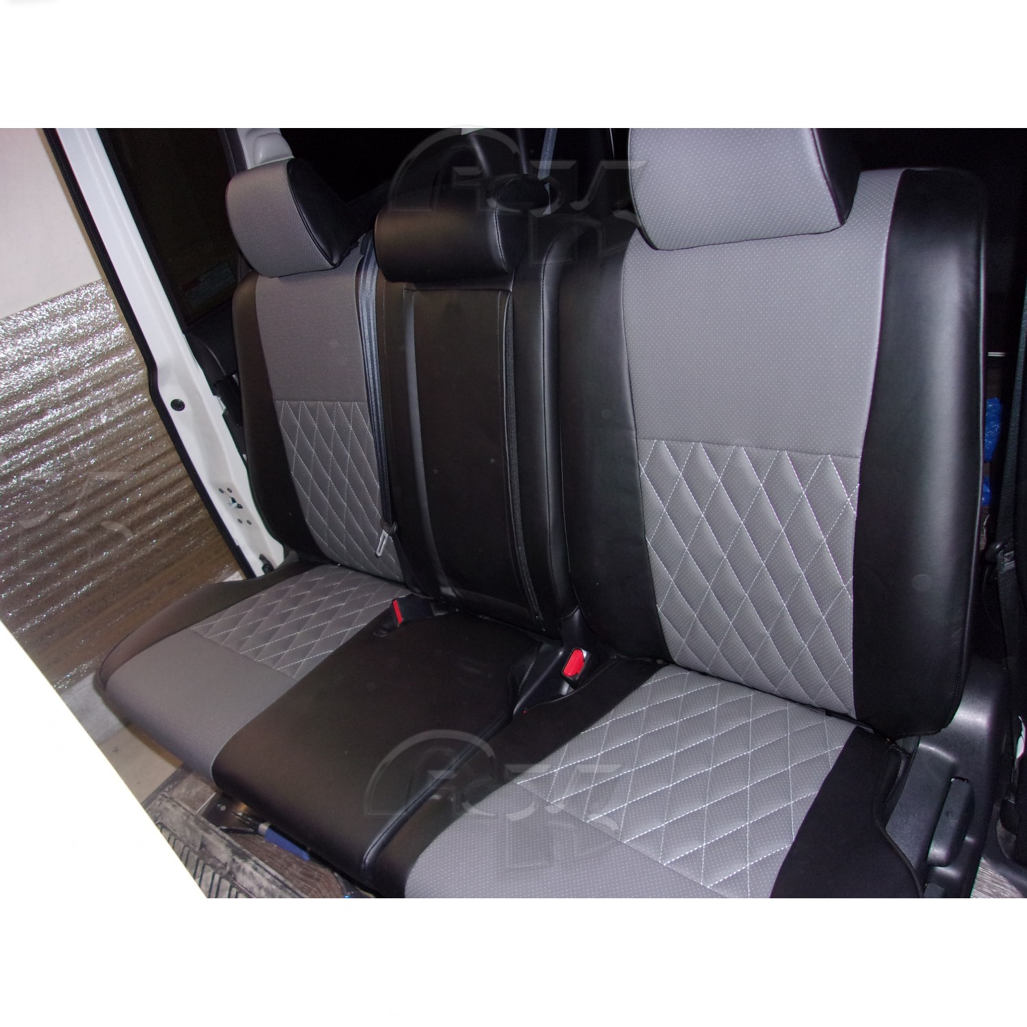 Чехлы из экокожи Toyota Voxy / Noah 80 / 85 2014-12.2021 40/60 (Мод.424.0) - 3 ряда Автокомфорт