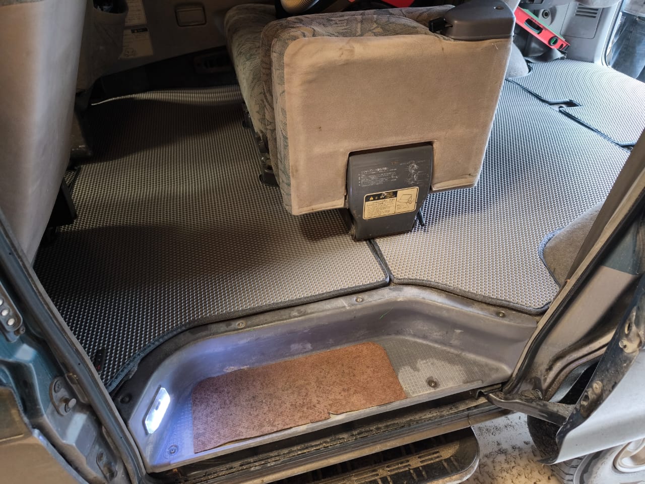 Коврики в салон EVA Mitsubishi Delica 1994-2007 PE8W (второй ряд вращается)