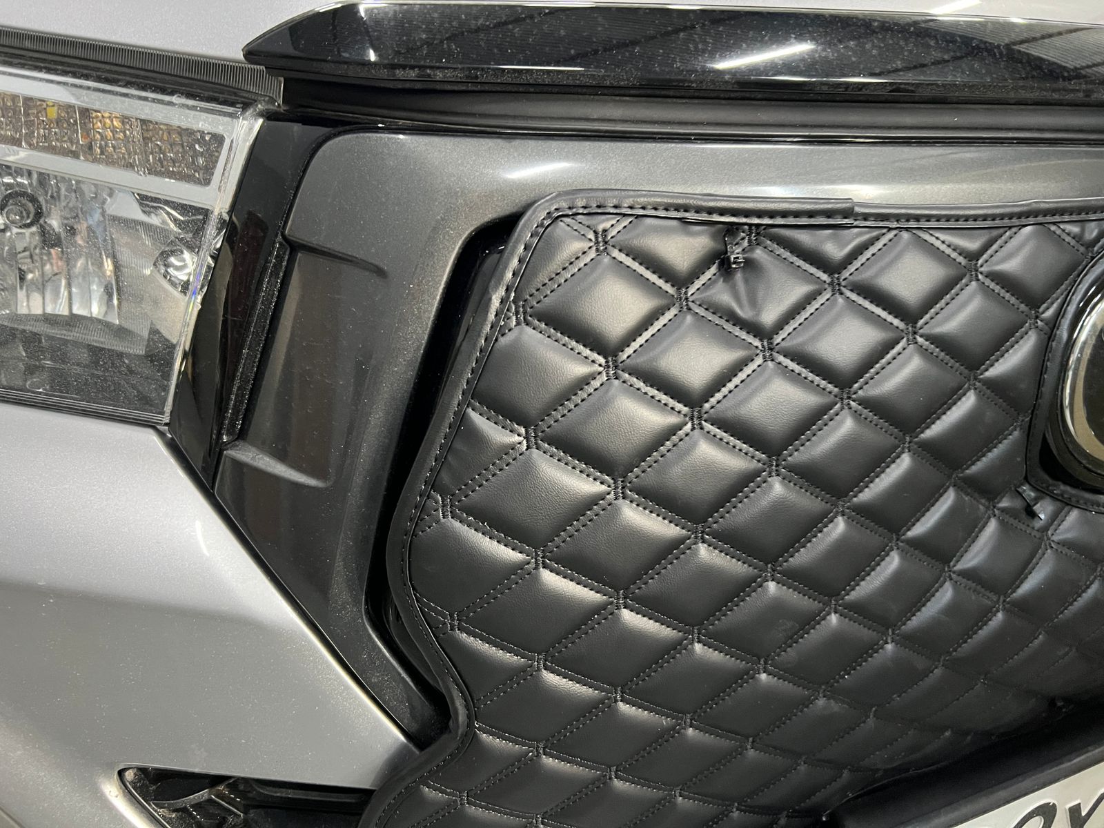 Утеплитель радиатора кожаный Toyota Hilux 2-й рестайлинг AN120 TRD