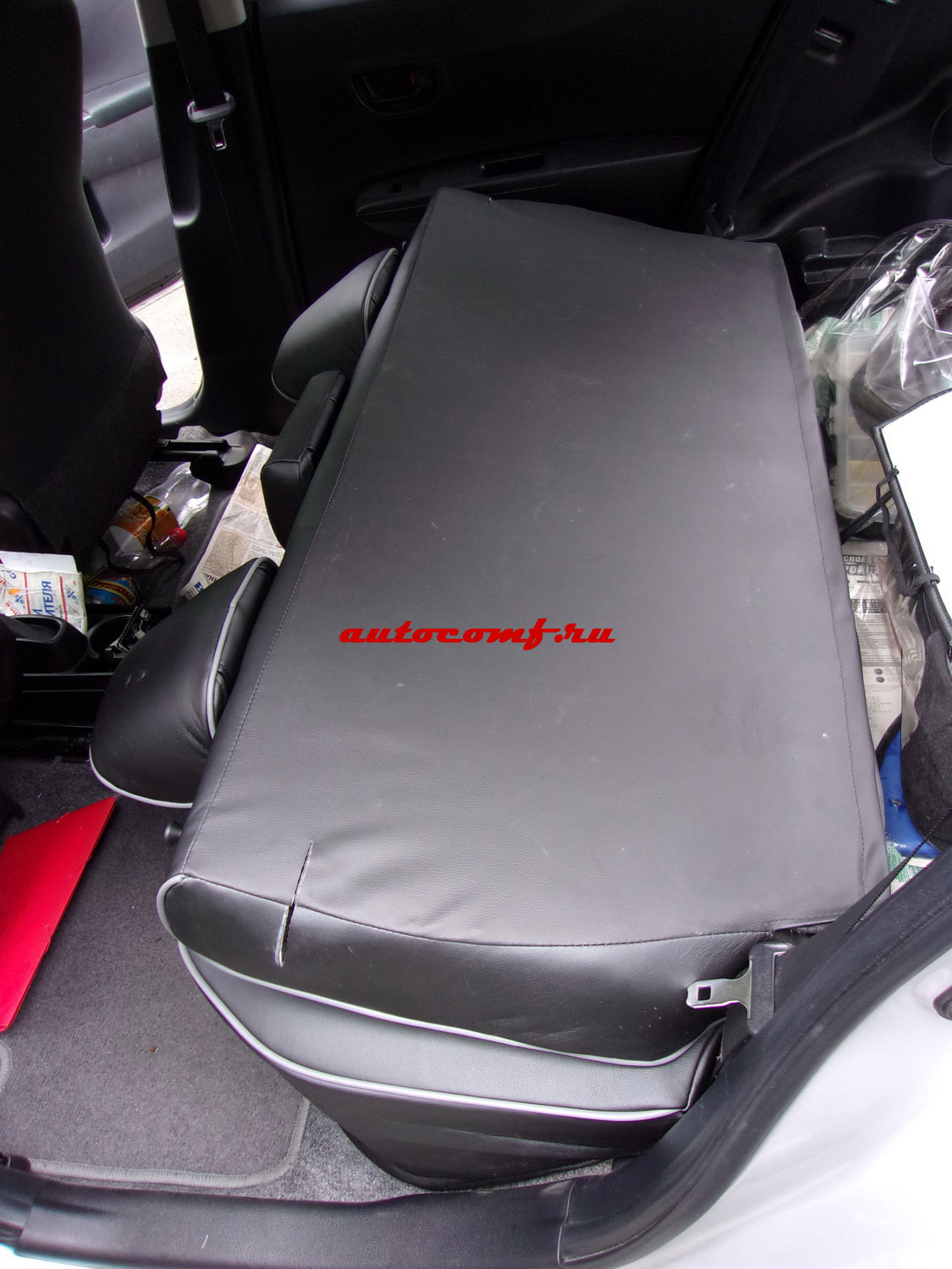 Чехлы из экокожи Toyota Vitz III 130 12.2010-03.2021 диван, литые подг. (Мод.417.0) Автокомфорт
