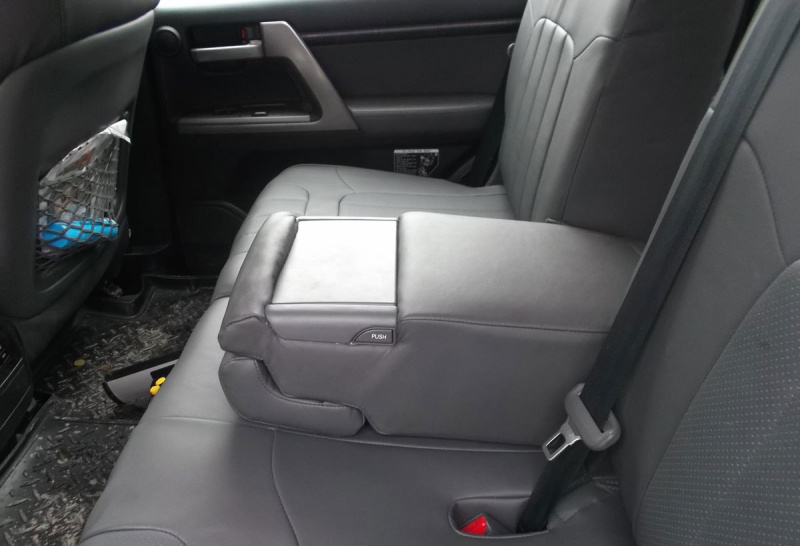 Чехлы из экокожи Toyota Land Cruiser 200 2007- 2015 40/20/40 (Мод.365.0) - 2 ряда Автокомфорт