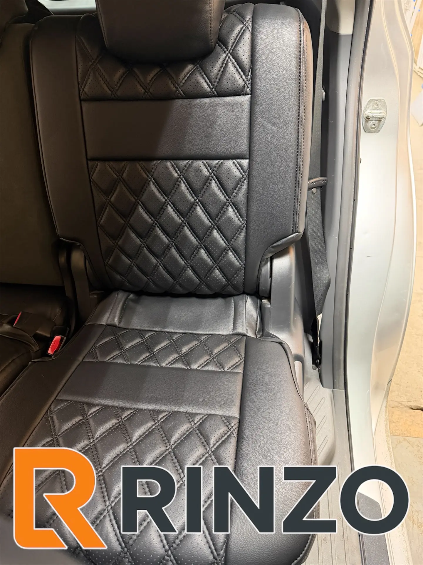 Чехлы Rinzo кожа PVC Toyota Prius A 40 (с подлокотником) модель Grid (ромб)