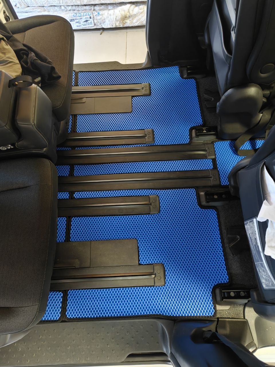 Коврики в салон на три ряда Nissan Serena C28 2022 - н.в. 4WD НЕ гибрид 40\20\40
