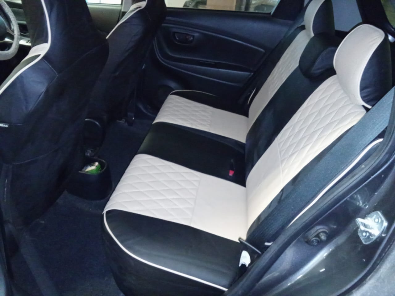 Чехлы из экокожи Toyota Vitz III 130 12.2010-03.2021 диван, литые подг. (Мод.417.0) Автокомфорт