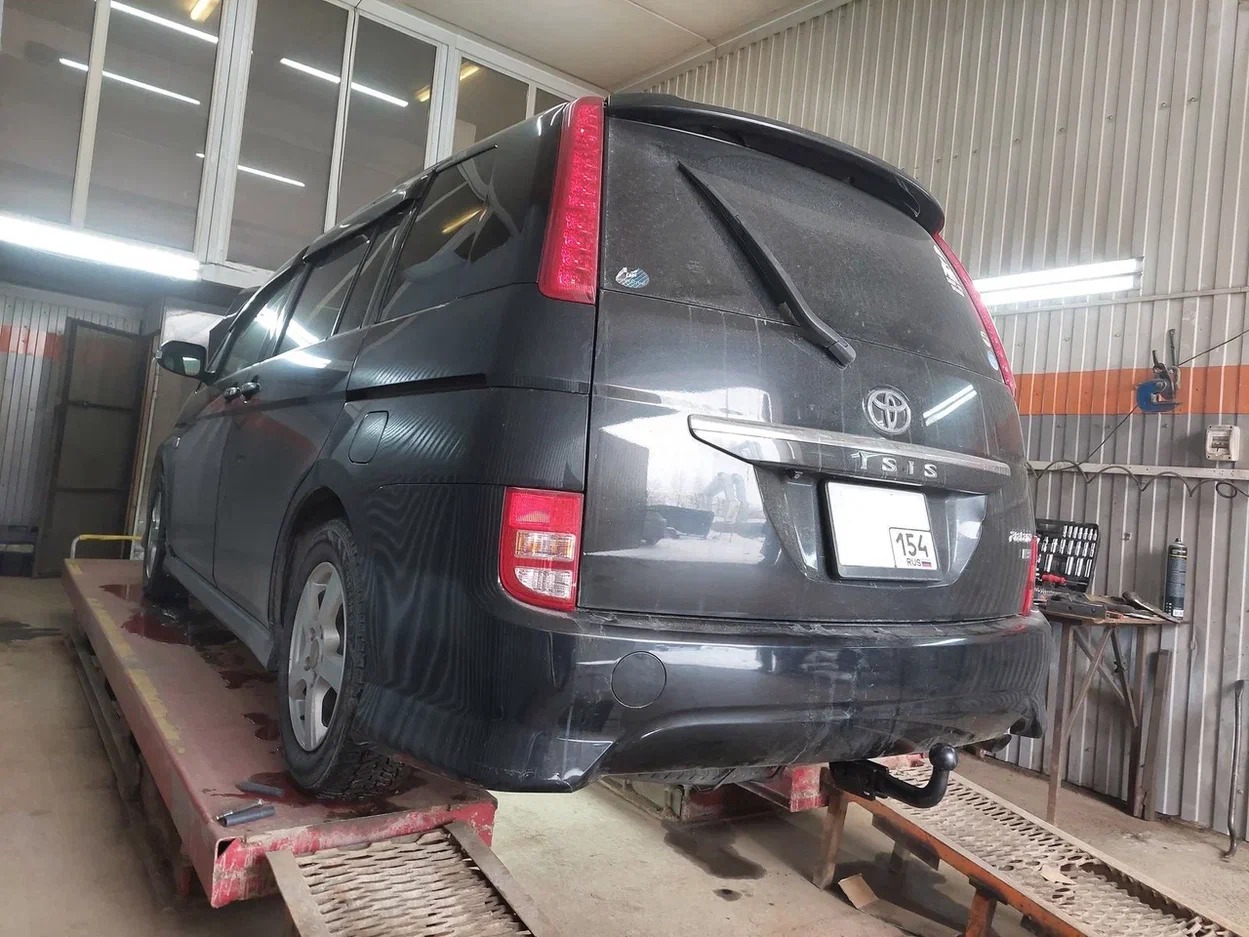 Фаркоп Toyota Isis  2wd \ 4wd 2004-2017
