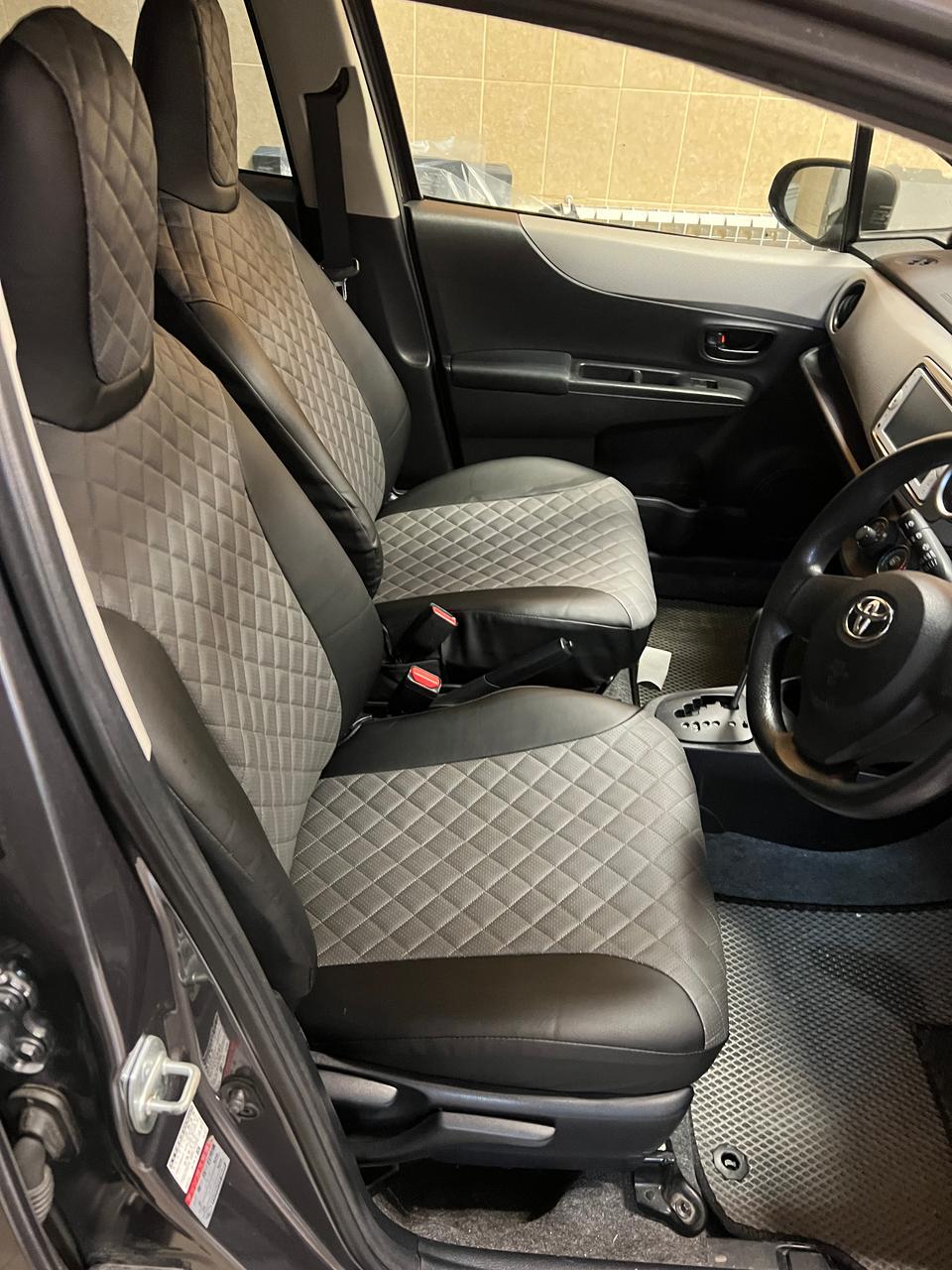 Чехлы Toyota Vitz 130/135 2010-2021 передние подголовники литые, задняя спинка сплошная, диван Автостиль