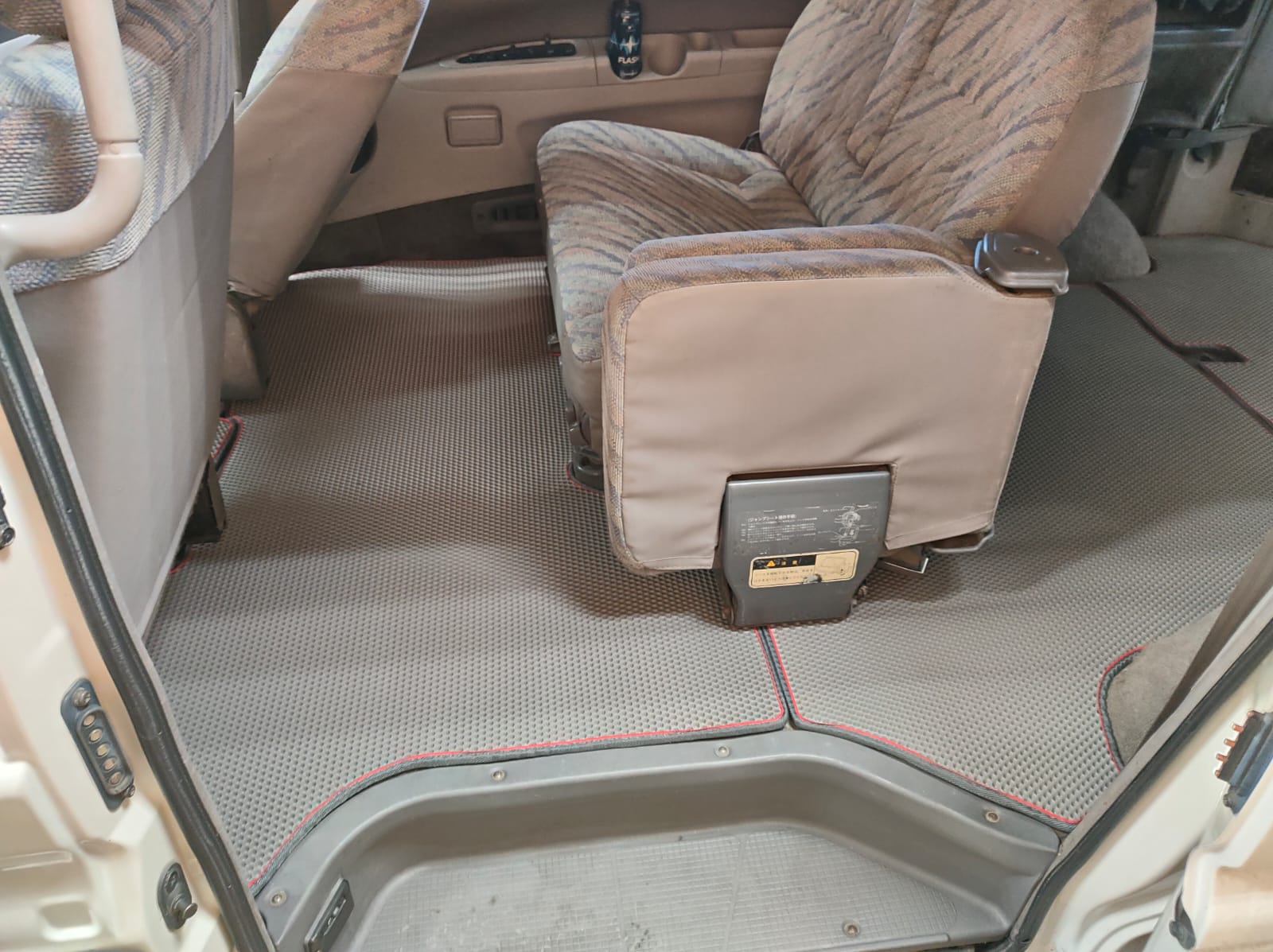 Коврики в салон EVA Mitsubishi Delica 1994-2007 PE8W (второй ряд вращается)