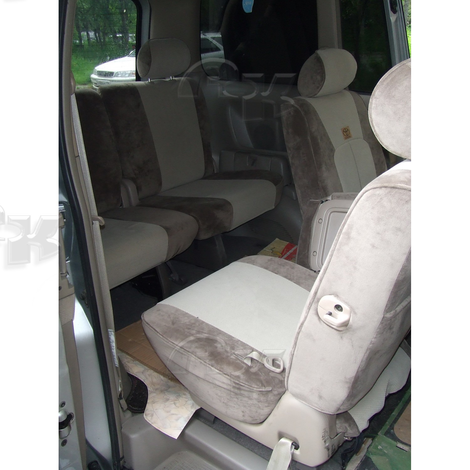 Чехлы из экокожи Toyota Voxy (Noah) 60 65 2001-2007 вращ.сид. (Мод.244.0) - 3 ряда Автокомфорт