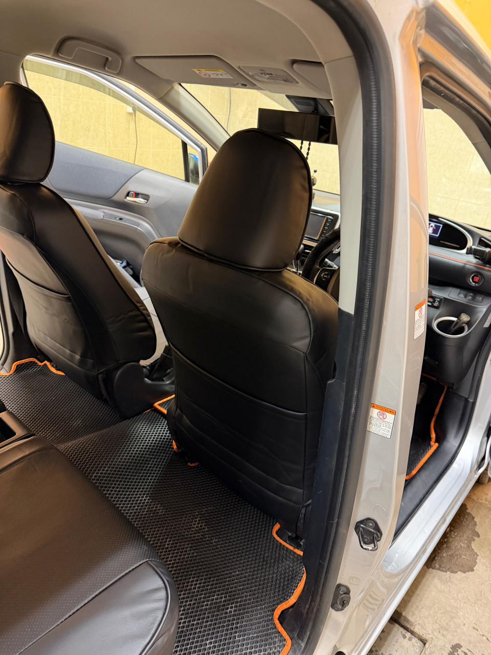 Чехлы из экокожи Toyota Sienta II 170 2015-2022 с зад.подл.(только для 6 местной) (Мод.374.1) - 2 ряда Автокомфорт