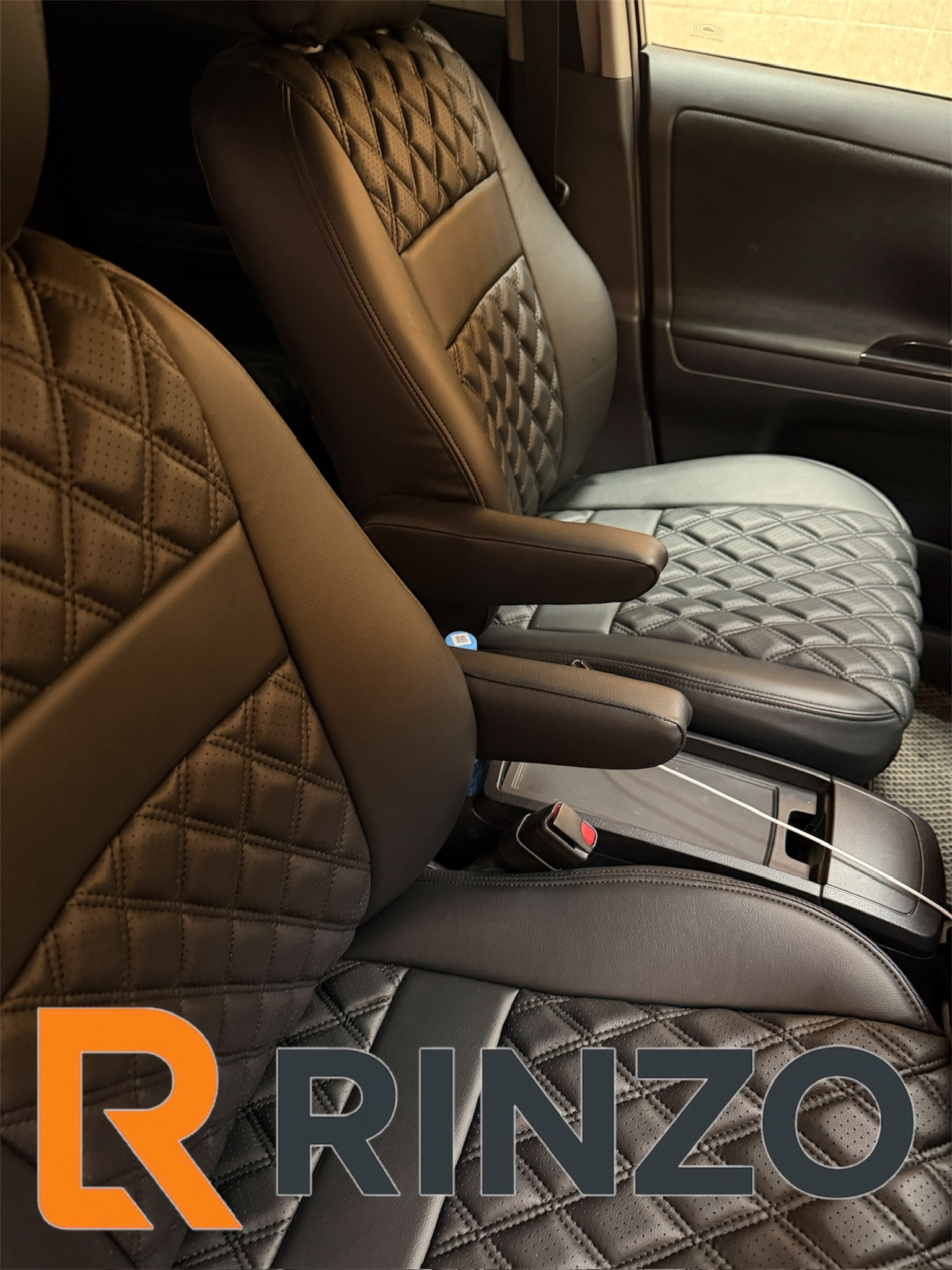 Чехлы Rinzo кожа PVC Toyota Wish 2009-2017  (2 ряда) модель Grid (ромб)