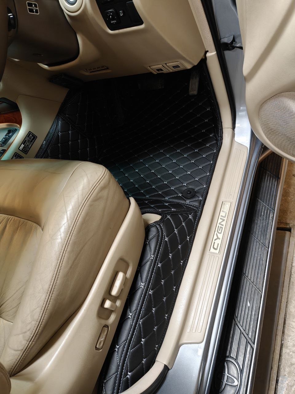 Коврики кожаные в салон 3D Toyota Land Cruiser 100 / Cygnus 1998-2007 правый руль