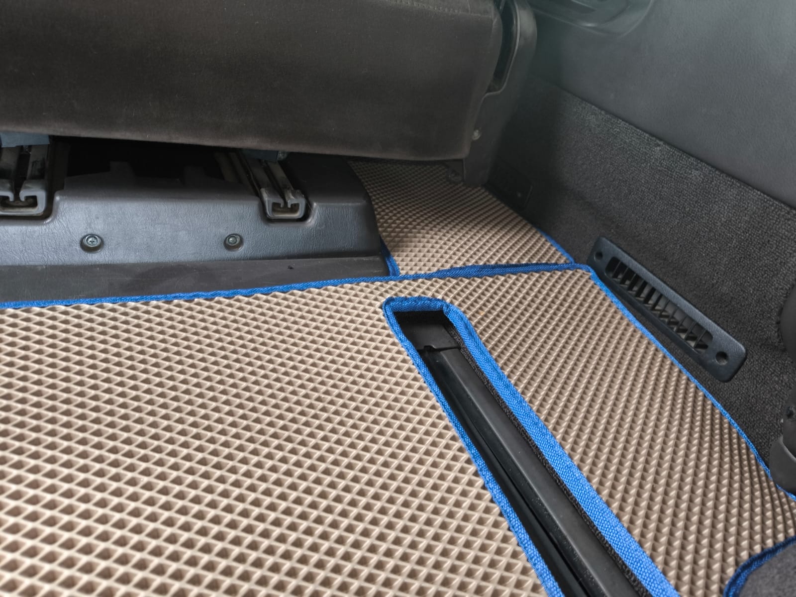 Коврики в салон EVA TOYOTA Hiace 106 1993-2004 2 ряда 60/40