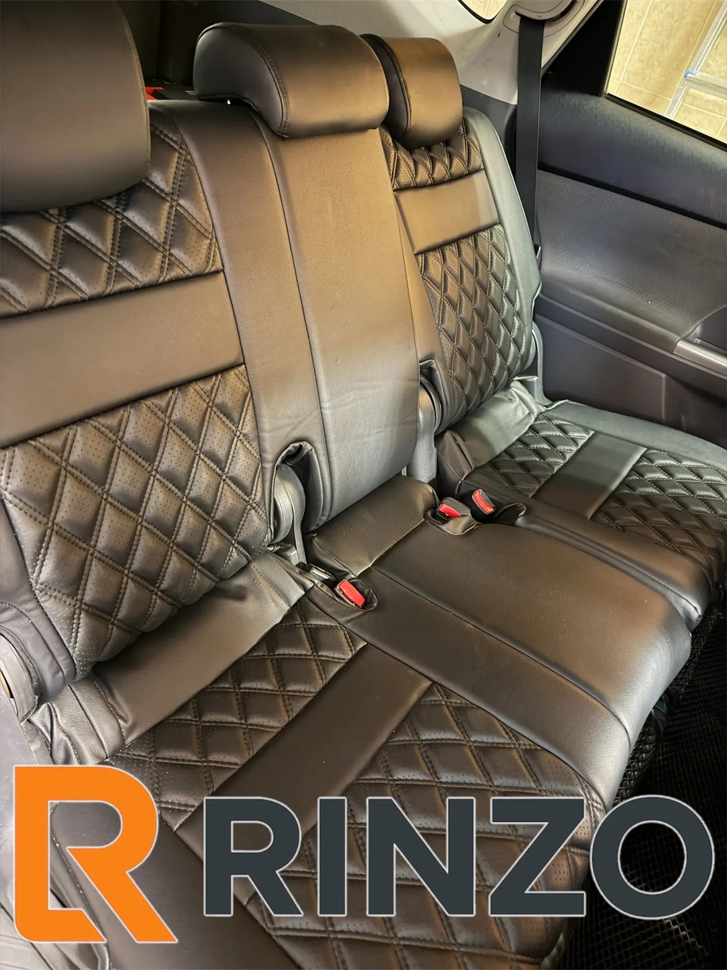 Чехлы Rinzo кожа PVC Toyota Prius A 40 (БЕЗ подлокотника) модель Grid (ромб)