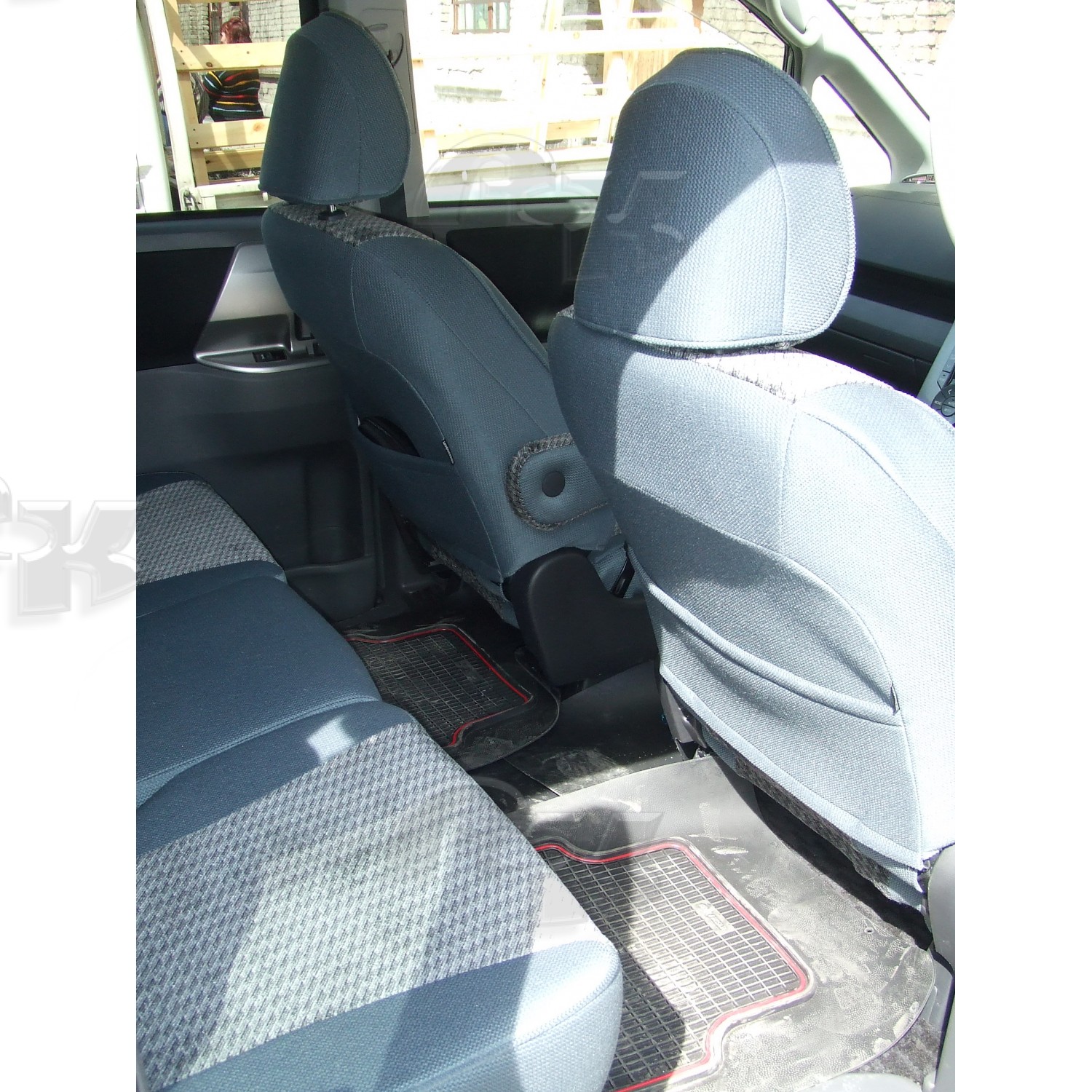 Чехлы из экокожи Toyota Voxy (Noah) 70 75 06.2007-12.2013 40/20/40 (Мод.270.1) - 2 ряда Автокомфорт
