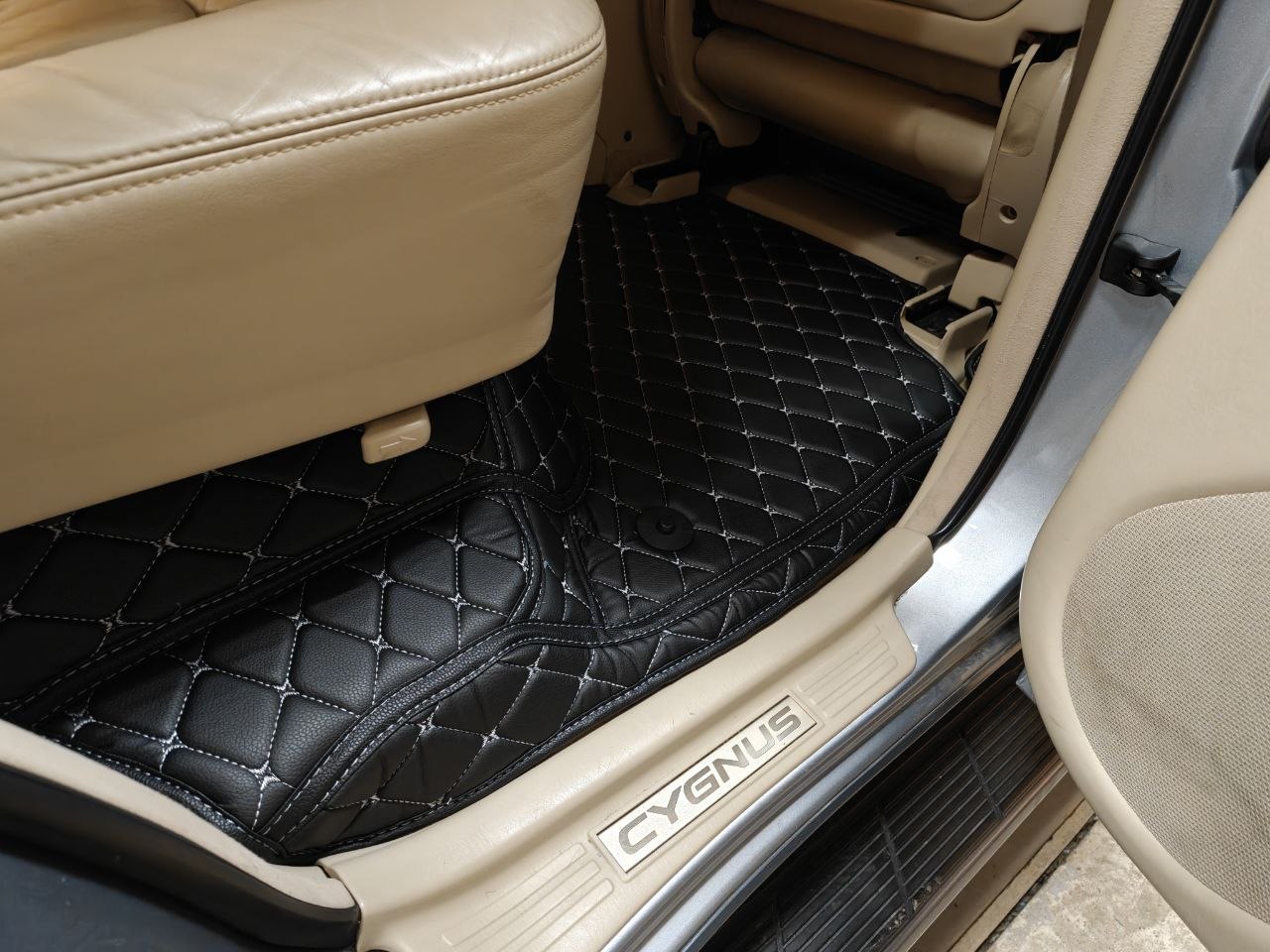 Коврики кожаные в салон 3D Toyota Land Cruiser 100 / Cygnus 1998-2007 правый руль