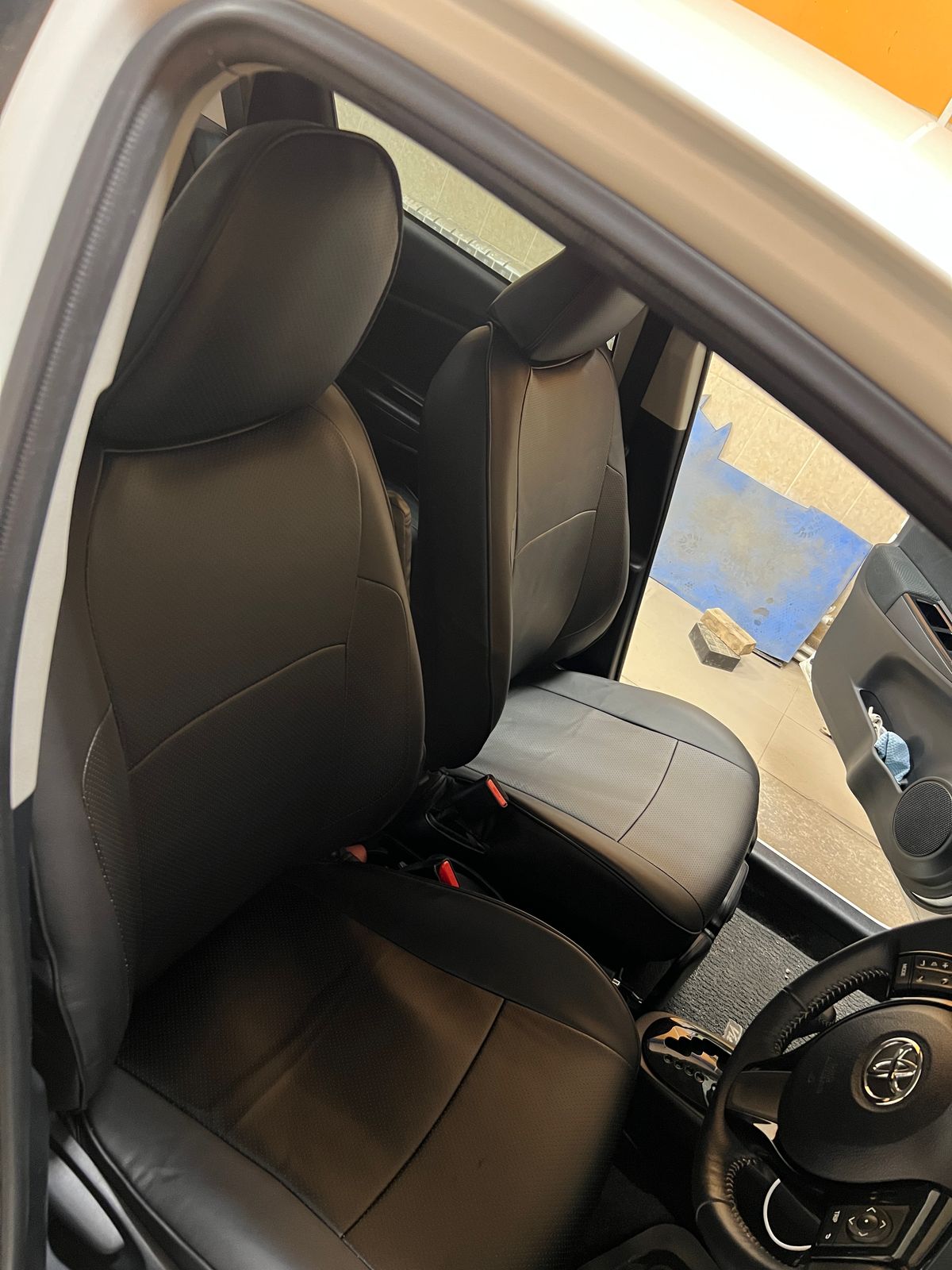 Чехлы из экокожи Toyota Vitz III 130 12.2010-03.2014 60/40  разд.подг. (Мод.471.0) Автокомфорт