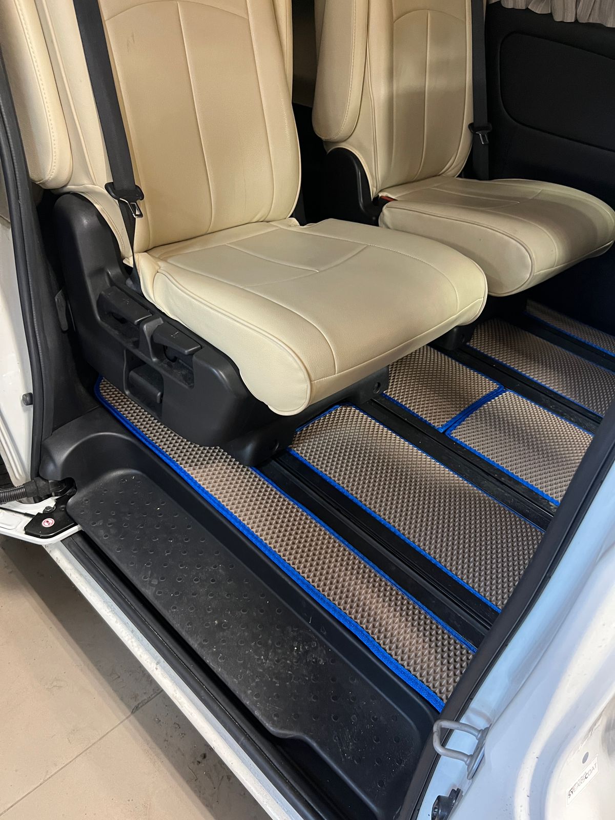 Коврики в салон EVA Nissan Serena 27 E-Power на 2 ряда 40/40 2016-> С вырезами под полозья