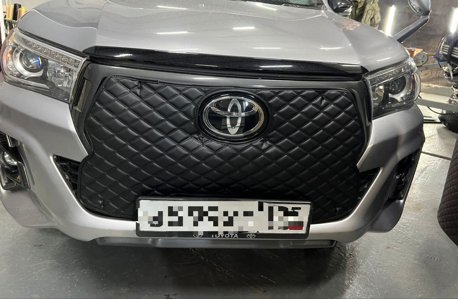 Утеплитель радиатора кожаный Toyota Hilux 2-й рестайлинг AN120 TRD