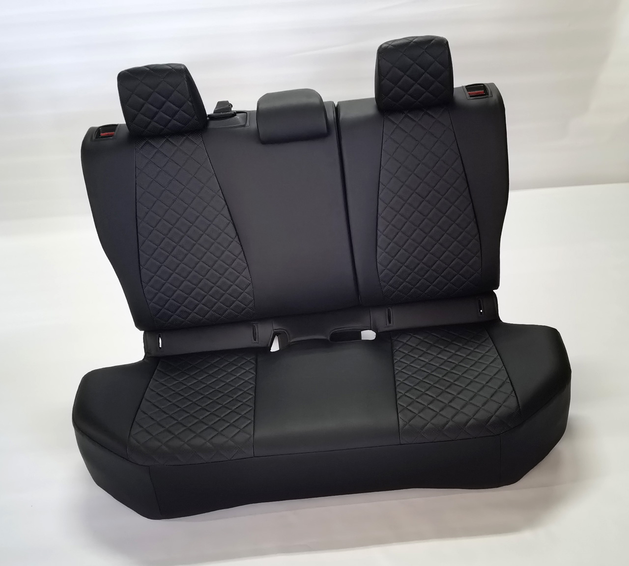 Чехлы Toyota Yaris \ Yaris Cross 2020- литые подголовники, правый руль Автостиль