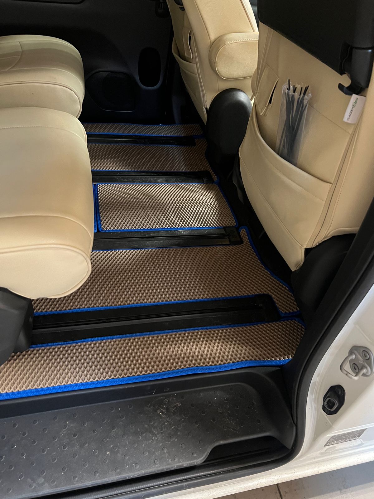 Коврики в салон EVA Nissan Serena 27 E-Power на 2 ряда 40/40 2016-> С вырезами под полозья