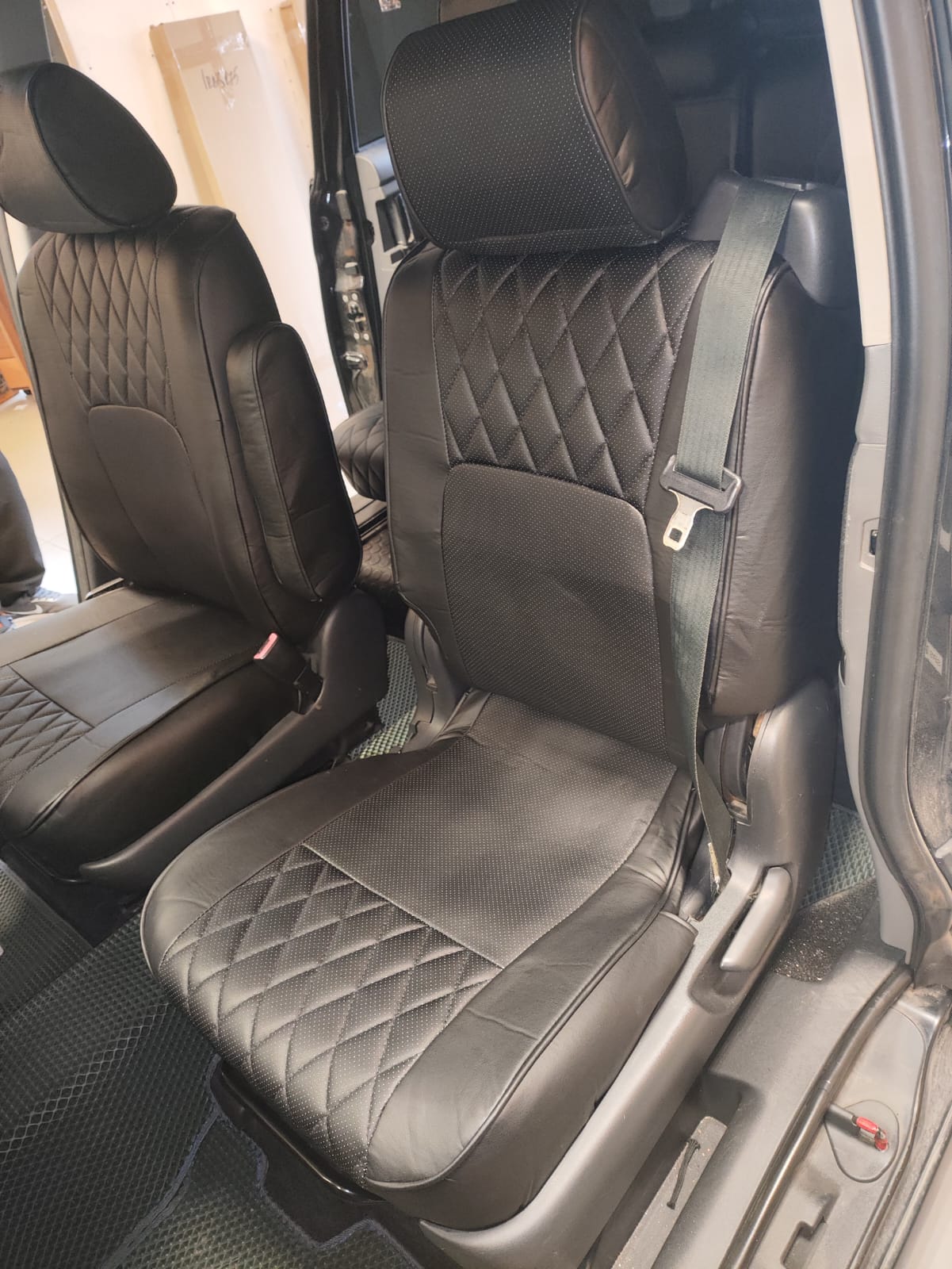 !Чехлы из экокожи Toyota Isis I+r+r2 [XM10] 09.2004-12.2017 Platana (Мод.506.1) - 2 ряда Автокомфорт