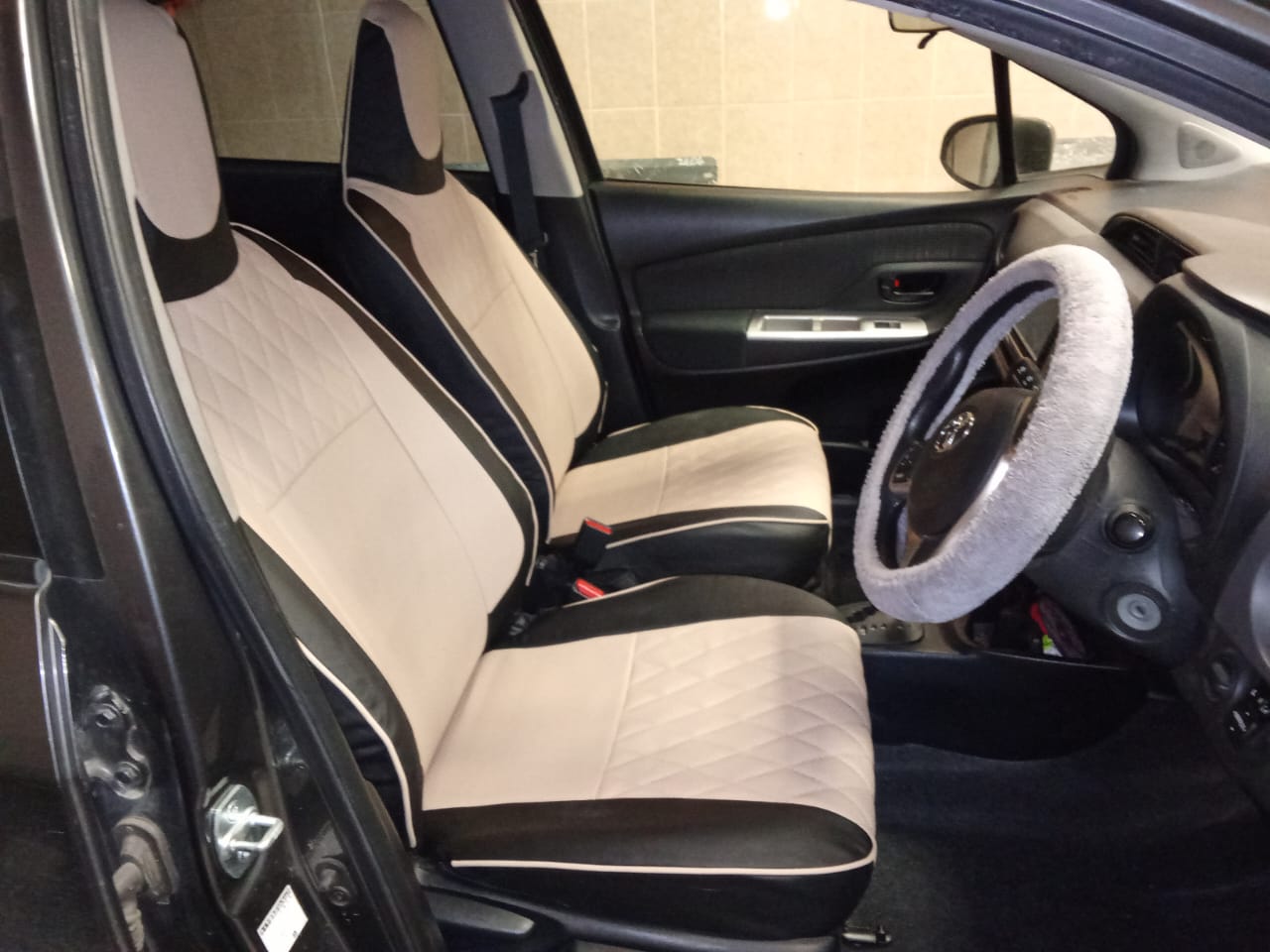 Чехлы из экокожи Toyota Vitz III 130 12.2010-03.2021 диван, литые подг. (Мод.417.0) Автокомфорт