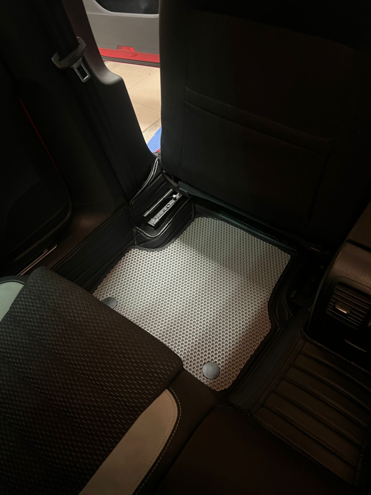 Коврики в салон кожаные 3D Volkswagen Passat B7 универсал 2011-2015 правый руль