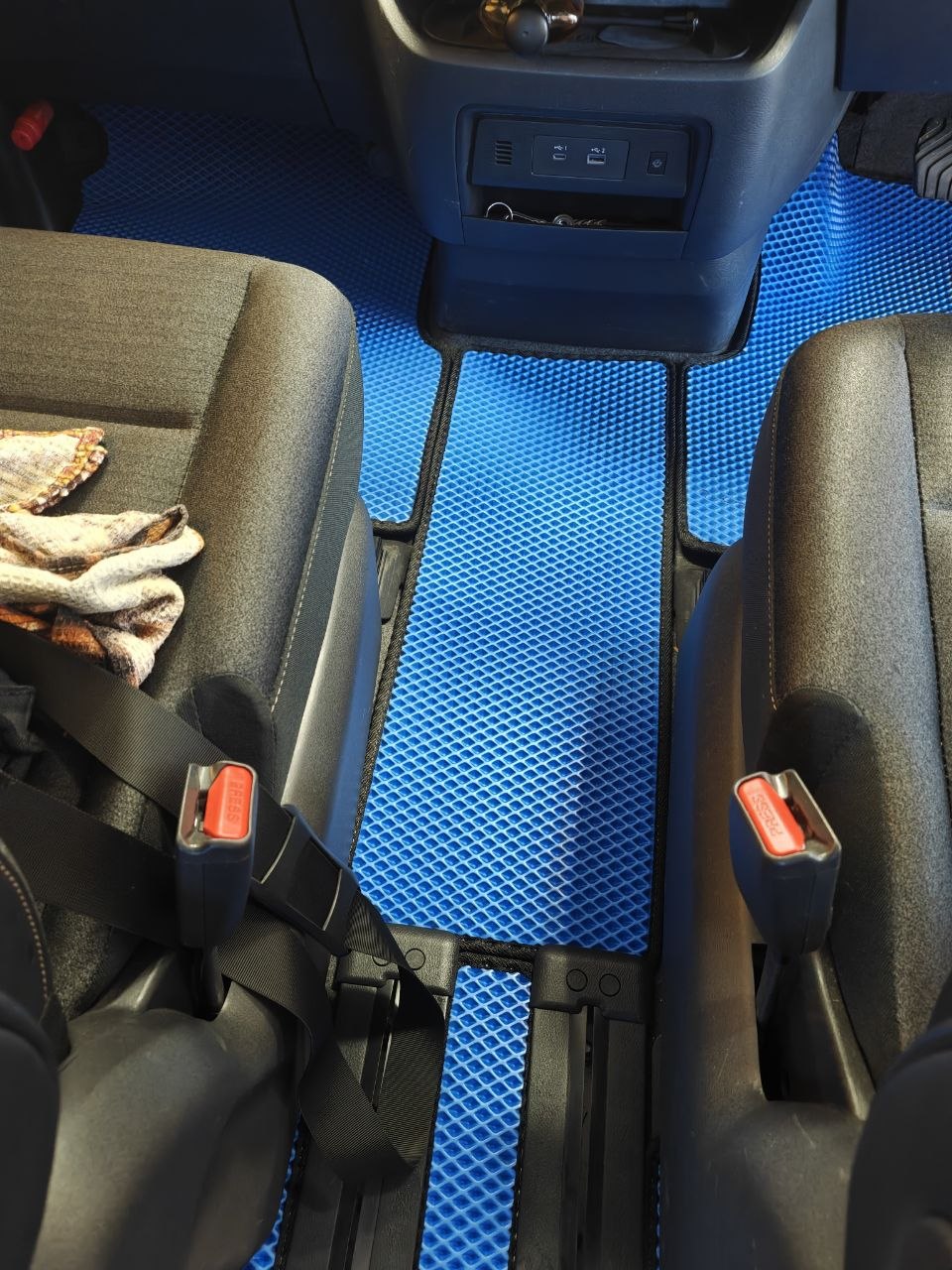 Коврики в салон на три ряда Nissan Serena C28 2022 - н.в. 4WD НЕ гибрид 40\20\40