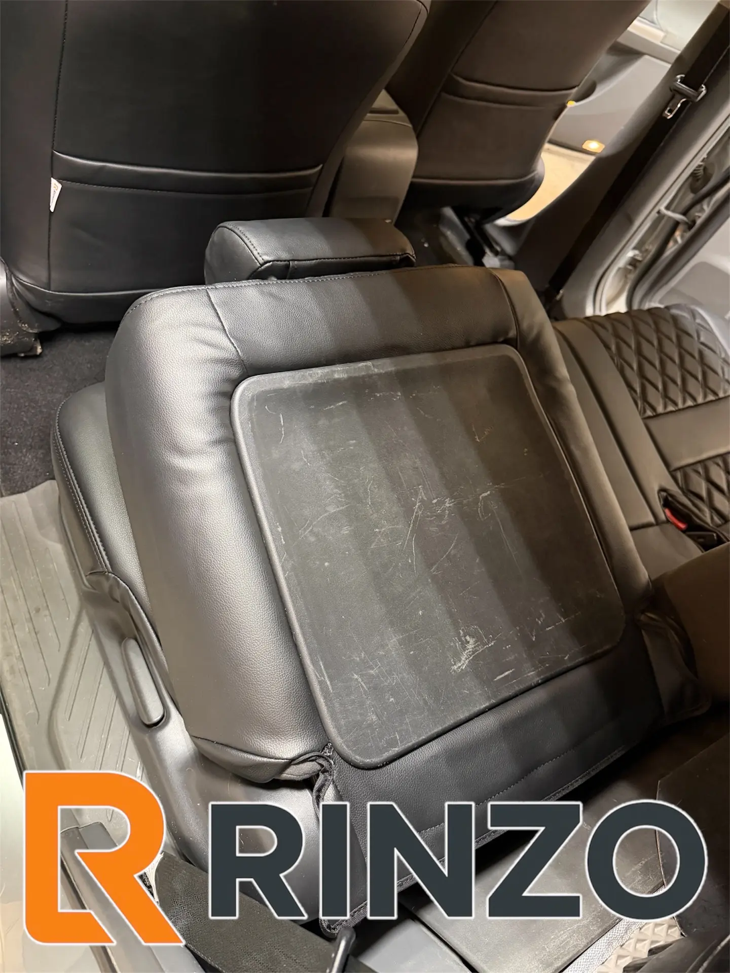 Чехлы Rinzo кожа PVC Toyota Prius A 40 (с подлокотником) модель Grid (ромб)
