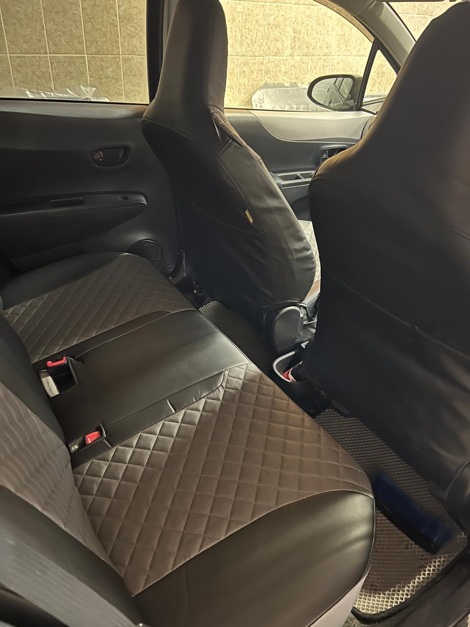 Чехлы Toyota Vitz 130/135 2010-2021 передние подголовники литые, задняя спинка сплошная, диван Автостиль