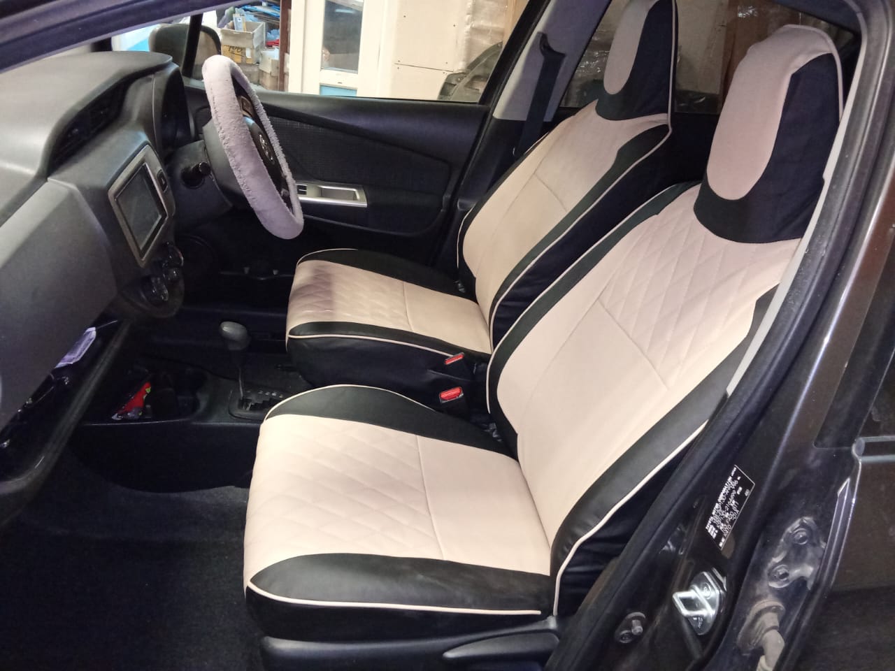Чехлы из экокожи Toyota Vitz III 130 12.2010-03.2021 диван, литые подг. (Мод.417.0) Автокомфорт