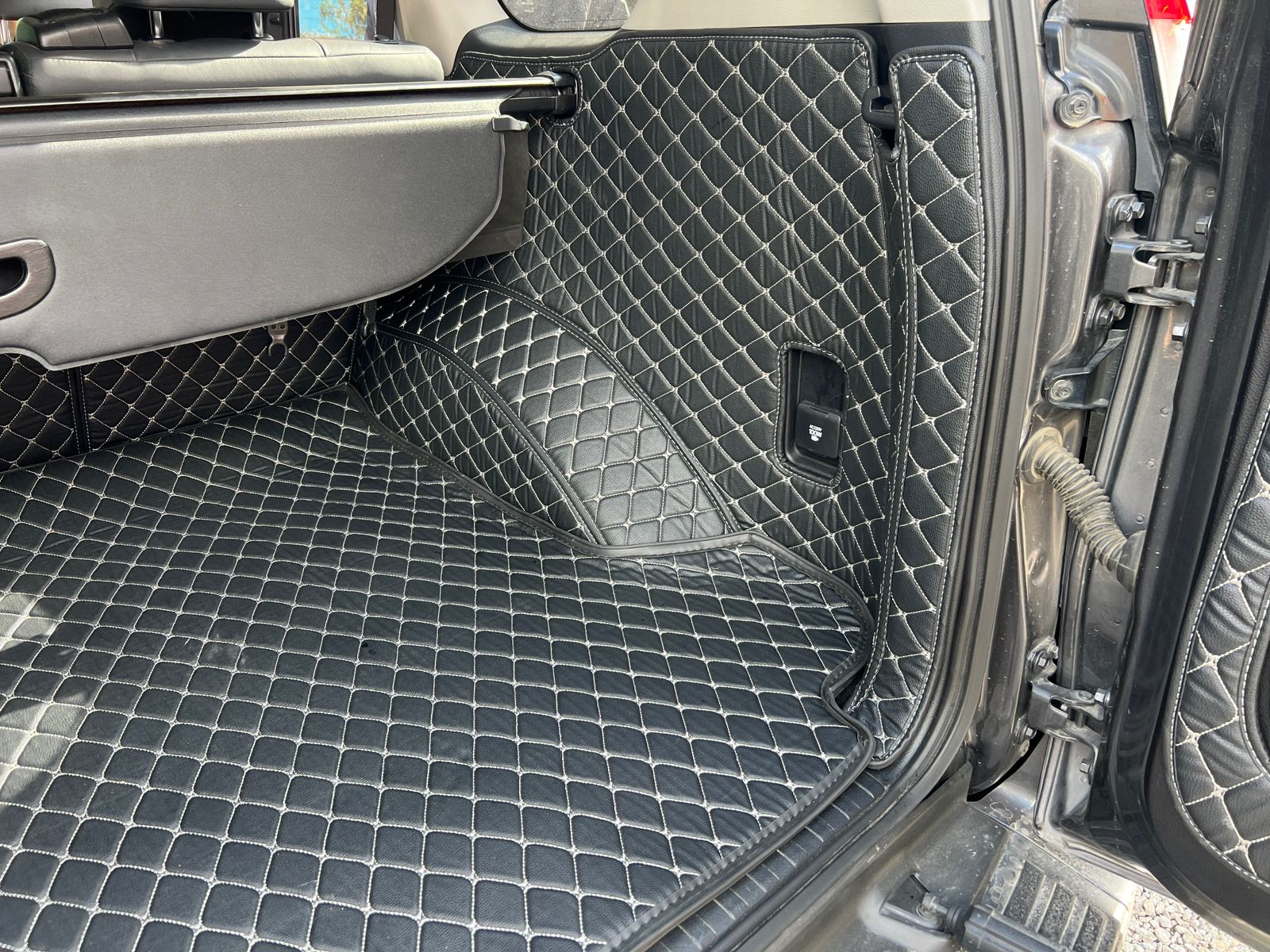 Коврик 3D в багажник кожаный Toyota Land Cruiser Prado 150 5 мест, правый руль